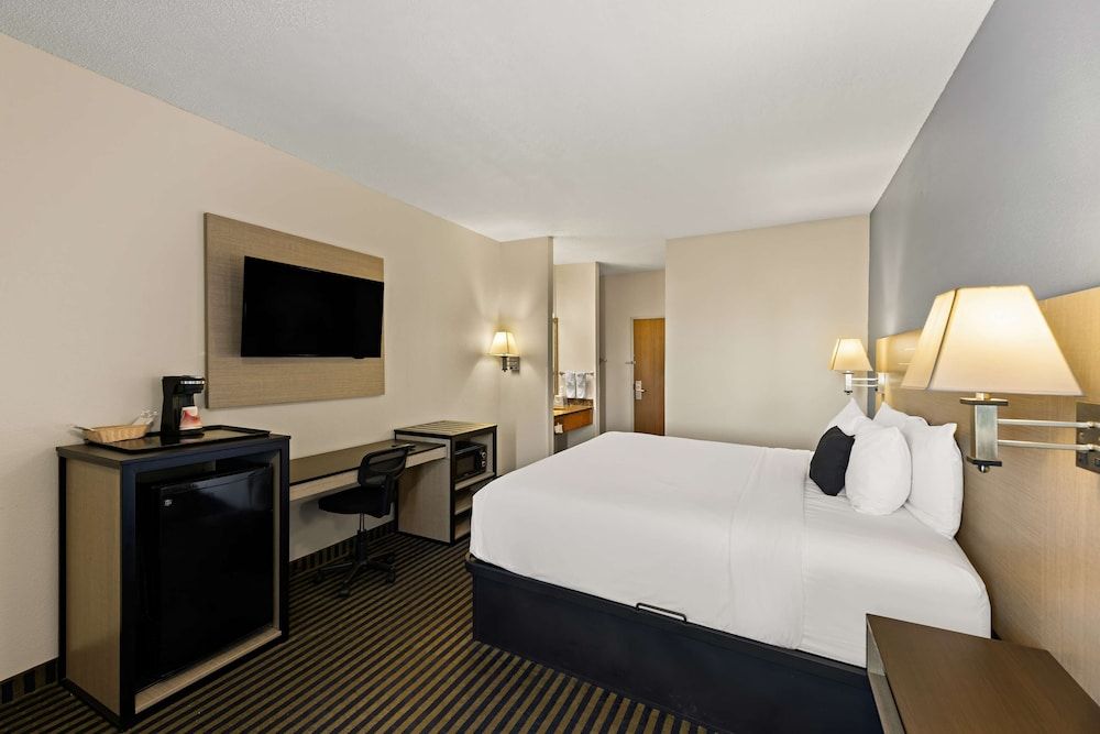 Red Lion Inn & Suites Gretna Room, 1 King Bed, Non Smoking 2