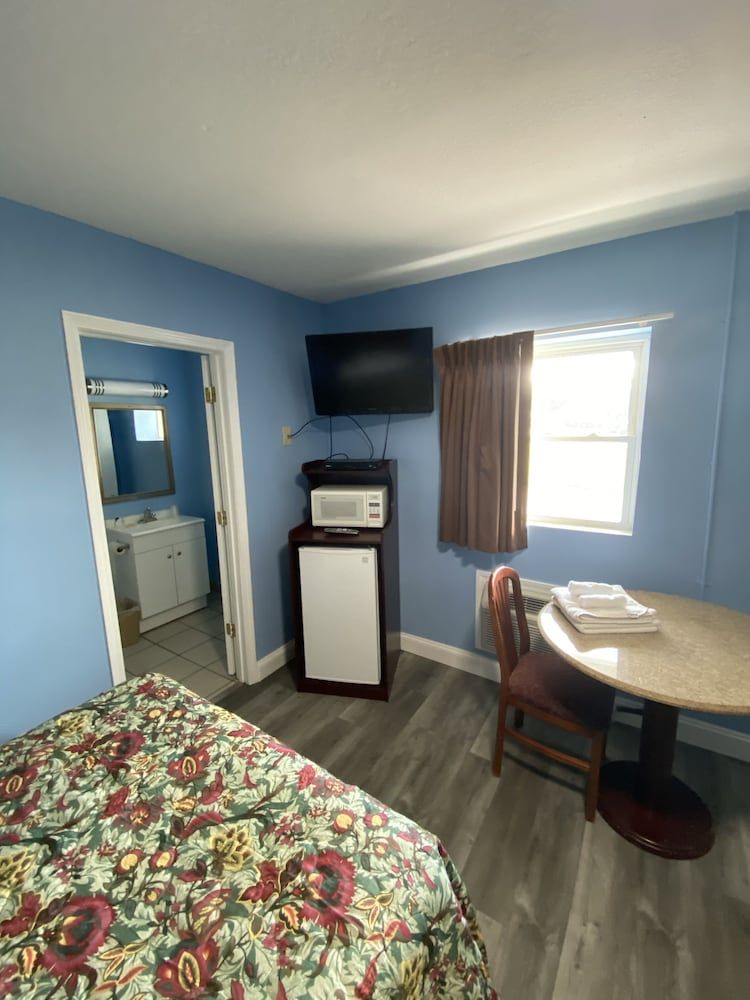 Red Carpet Inn and Suites Room, 1 Queen Bed, Non Smoking 42