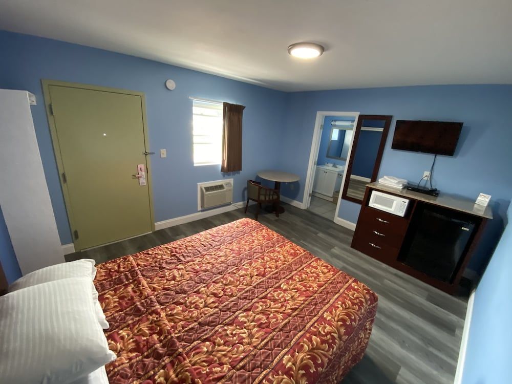 Red Carpet Inn and Suites Room, 1 Queen Bed, Smoking 4