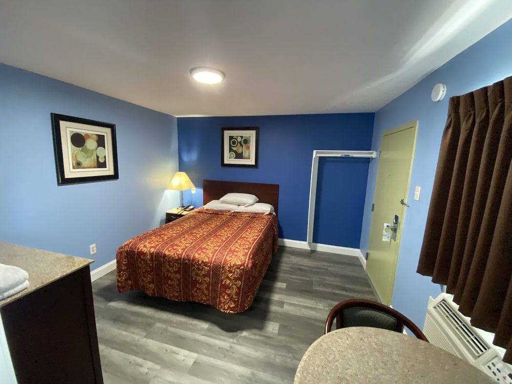 Red Carpet Inn and Suites Room, 1 Queen Bed, Smoking 5