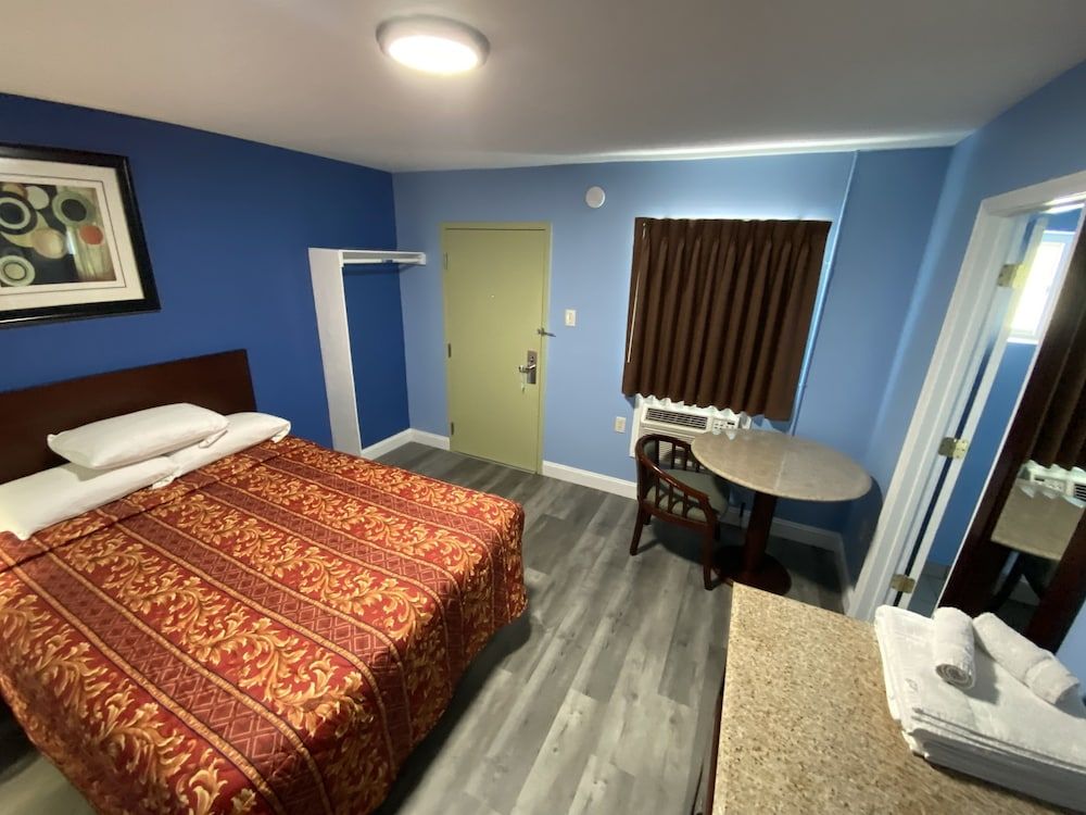 Red Carpet Inn and Suites Room, 1 Queen Bed, Non Smoking 4