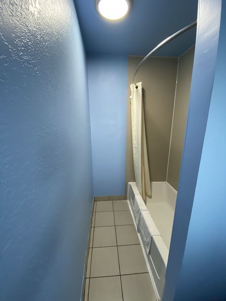 Red Carpet Inn and Suites Room, 1 Queen Bed, Non Smoking 39