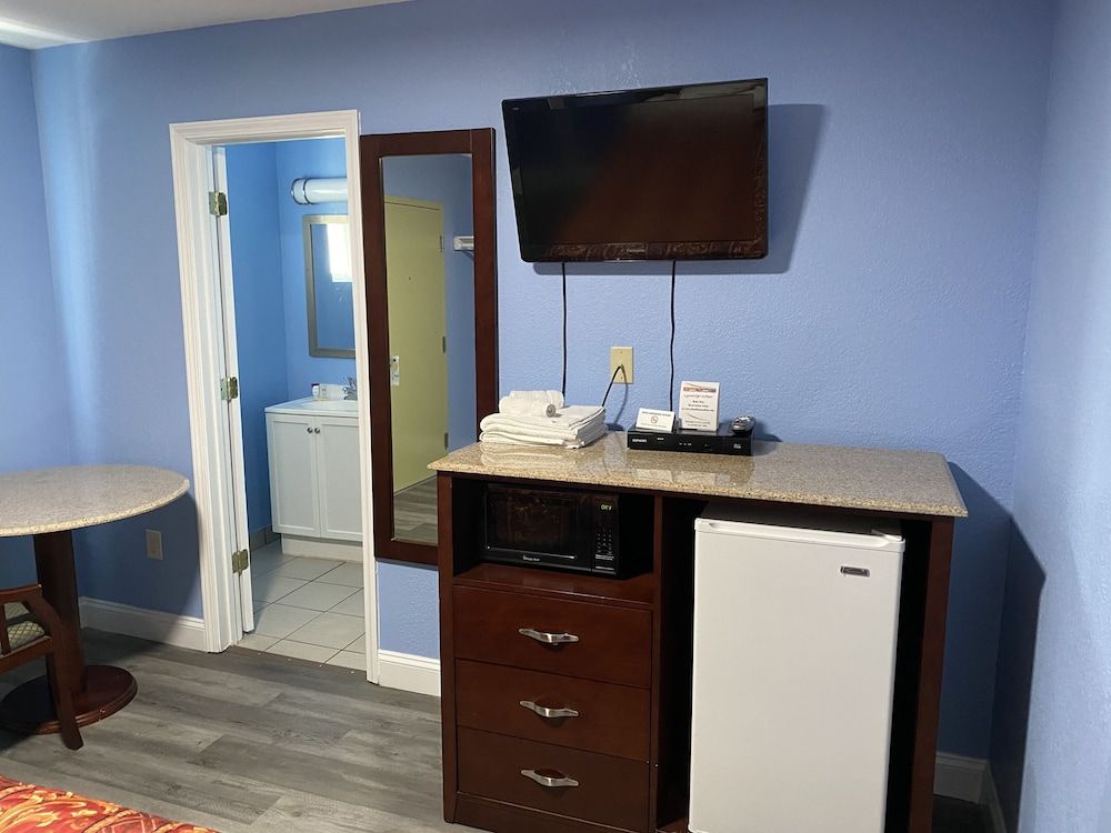 Red Carpet Inn and Suites Room, 1 Queen Bed, Smoking 33