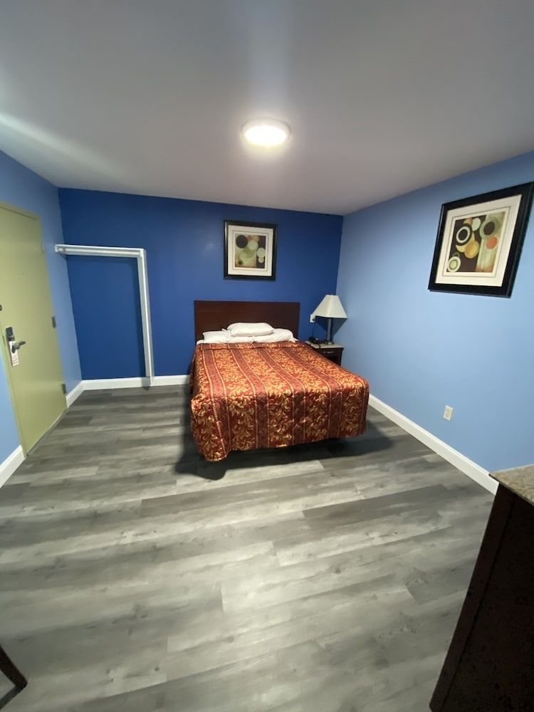 Red Carpet Inn and Suites Room, 1 Queen Bed, Smoking 9