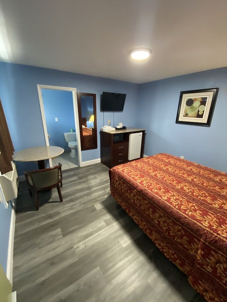 Red Carpet Inn and Suites Room, 1 Queen Bed, Non Smoking 2