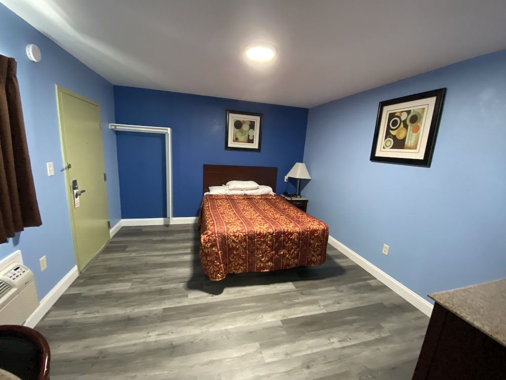 Red Carpet Inn and Suites Room, 1 Queen Bed, Smoking 8