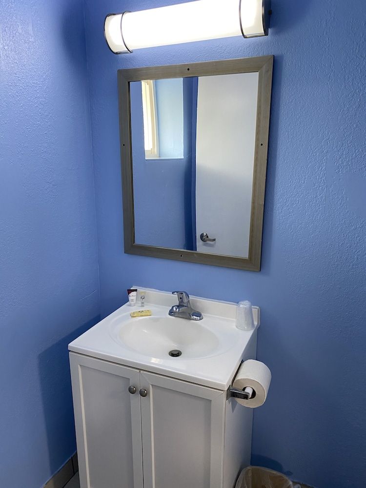 Red Carpet Inn and Suites Room, 1 Queen Bed, Smoking 31