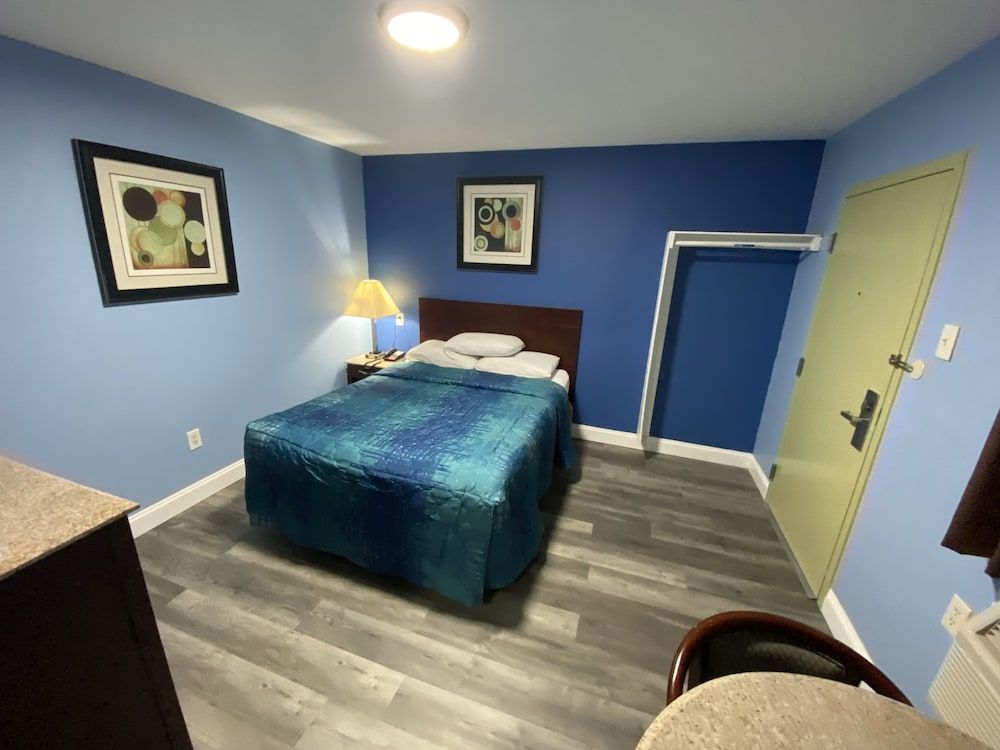 Red Carpet Inn and Suites Room, 1 Queen Bed, Smoking 20