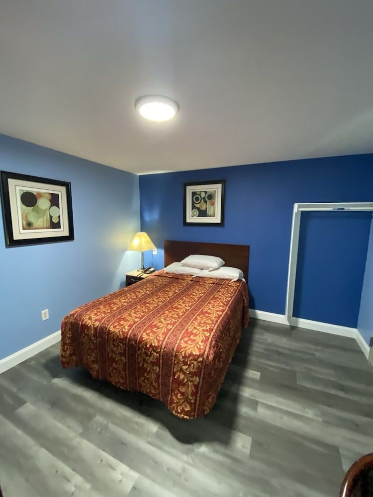 Red Carpet Inn and Suites Room, 1 Queen Bed, Non Smoking 3