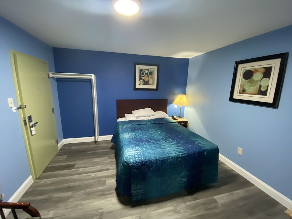 Red Carpet Inn and Suites Room, 1 Queen Bed, Smoking 13