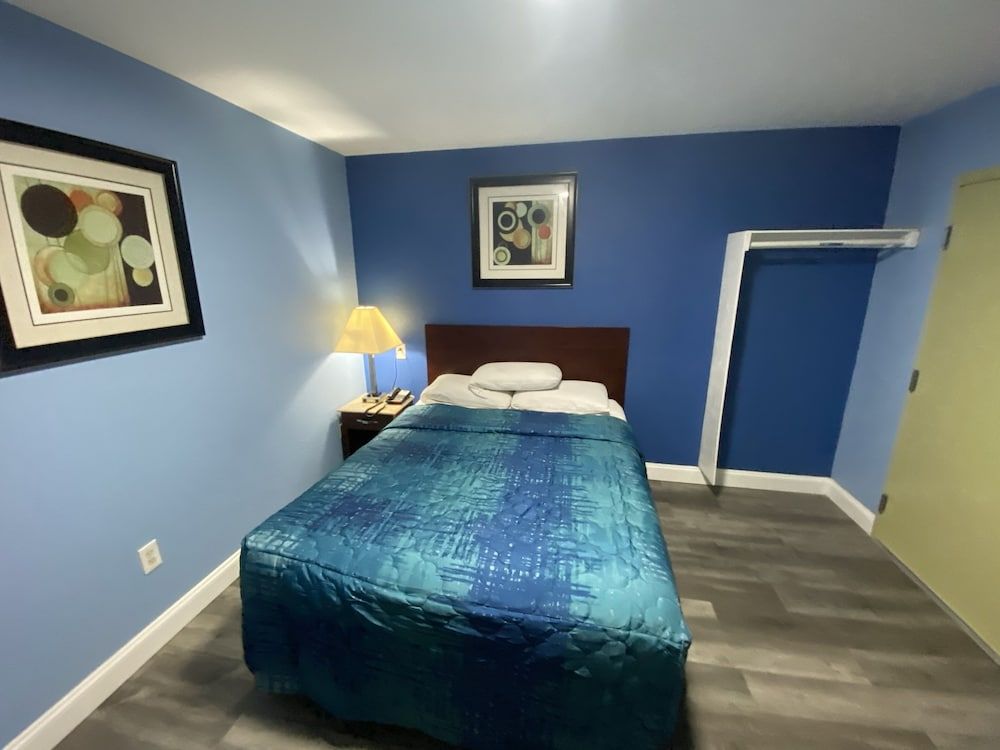 Red Carpet Inn and Suites Room, 1 Queen Bed, Smoking 17