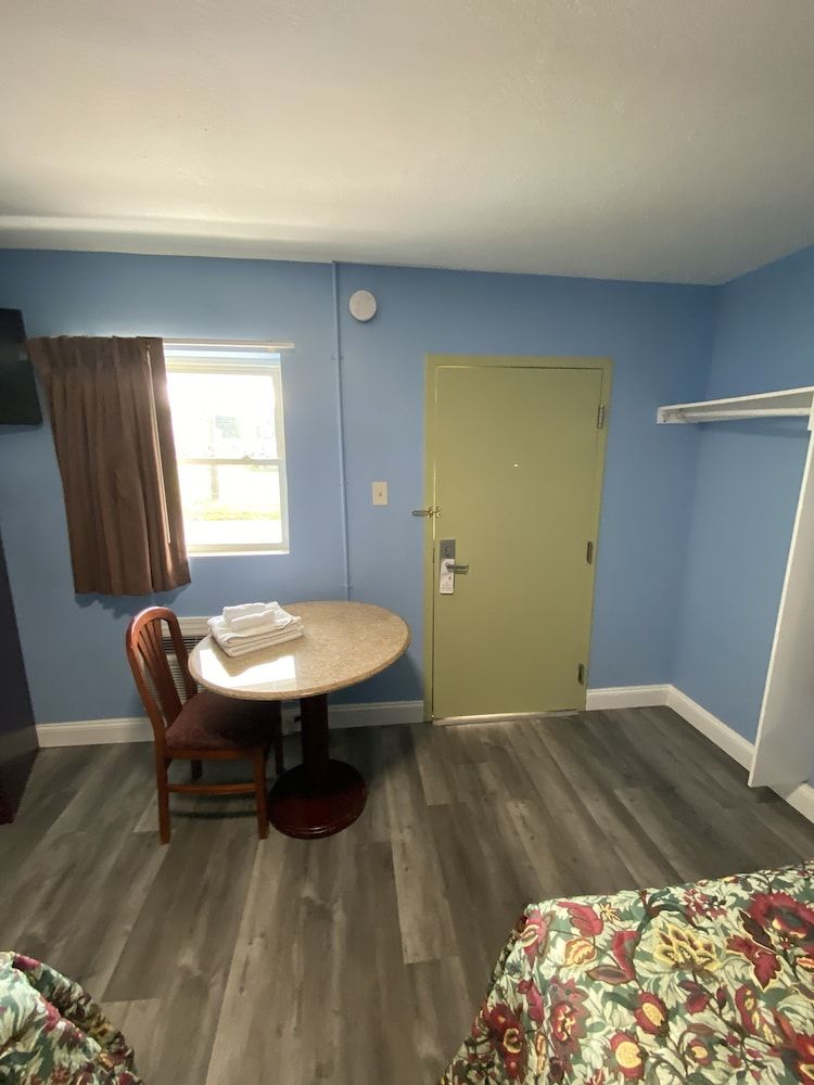 Red Carpet Inn and Suites Room, 1 Queen Bed, Non Smoking 41