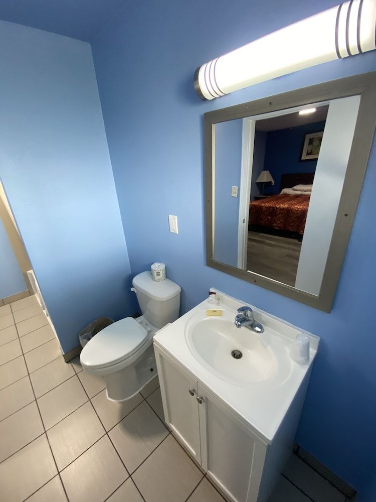 Red Carpet Inn and Suites Room, 1 Queen Bed, Non Smoking 35