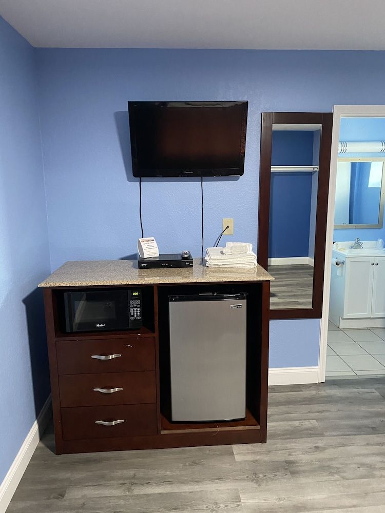 Red Carpet Inn and Suites Room, 1 Queen Bed, Non Smoking 44