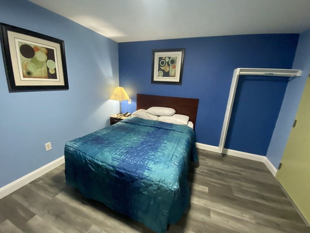 Red Carpet Inn and Suites Room, 1 Queen Bed, Smoking 19