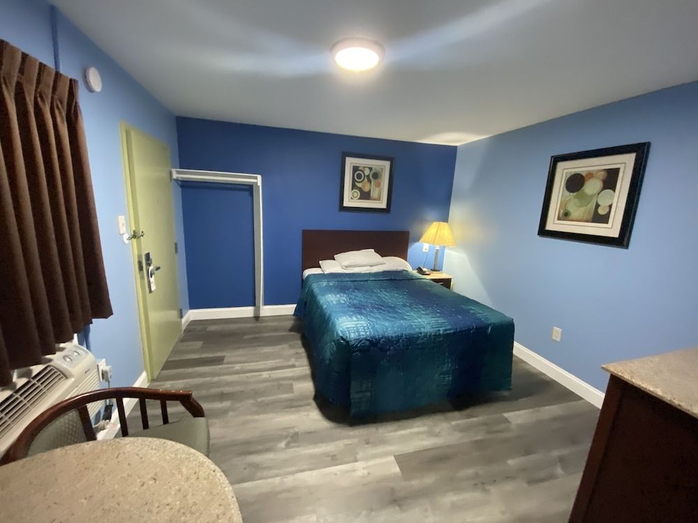 Red Carpet Inn and Suites Room, 1 Queen Bed, Smoking 16