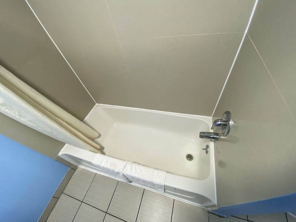 Red Carpet Inn and Suites Room, 1 Queen Bed, Non Smoking 37