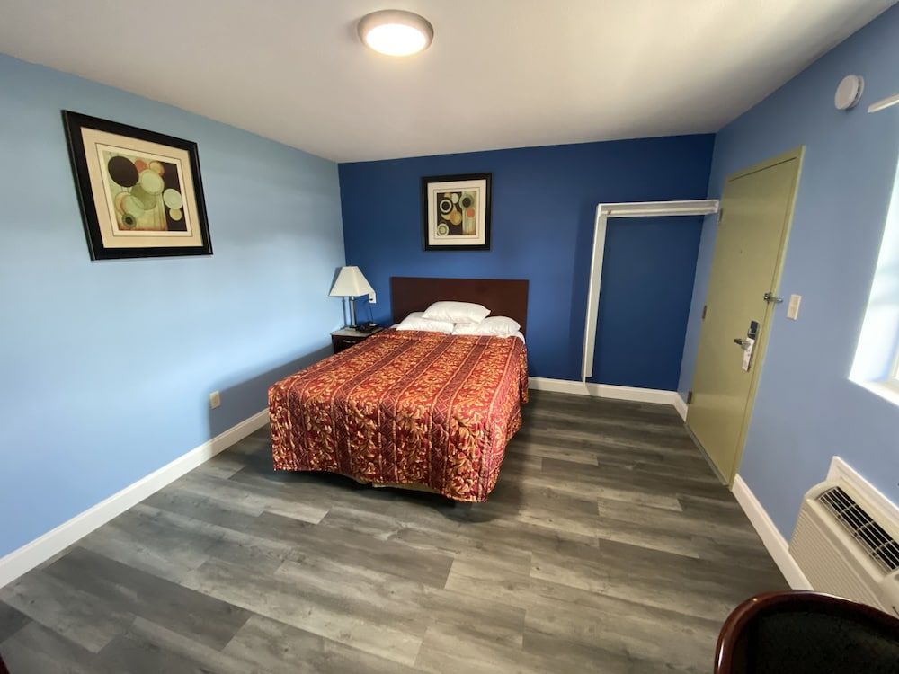 Red Carpet Inn and Suites Room, 1 Queen Bed, Smoking 2