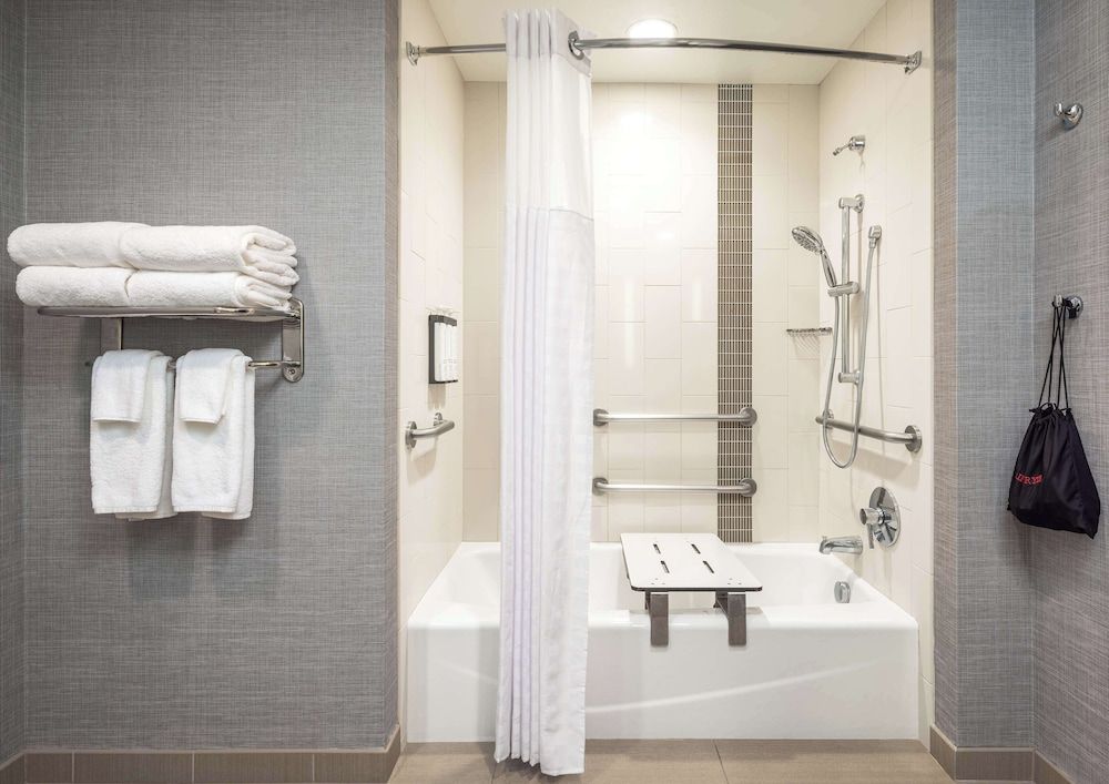 Room, Multiple Beds, Accessible, Bathtub (2 Queen & 1 Sofa Bed)