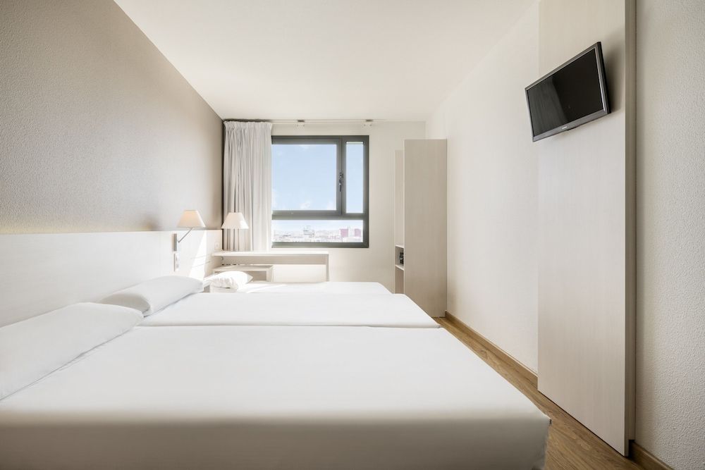 undefined Hotel ILUNION Valencia 3 2