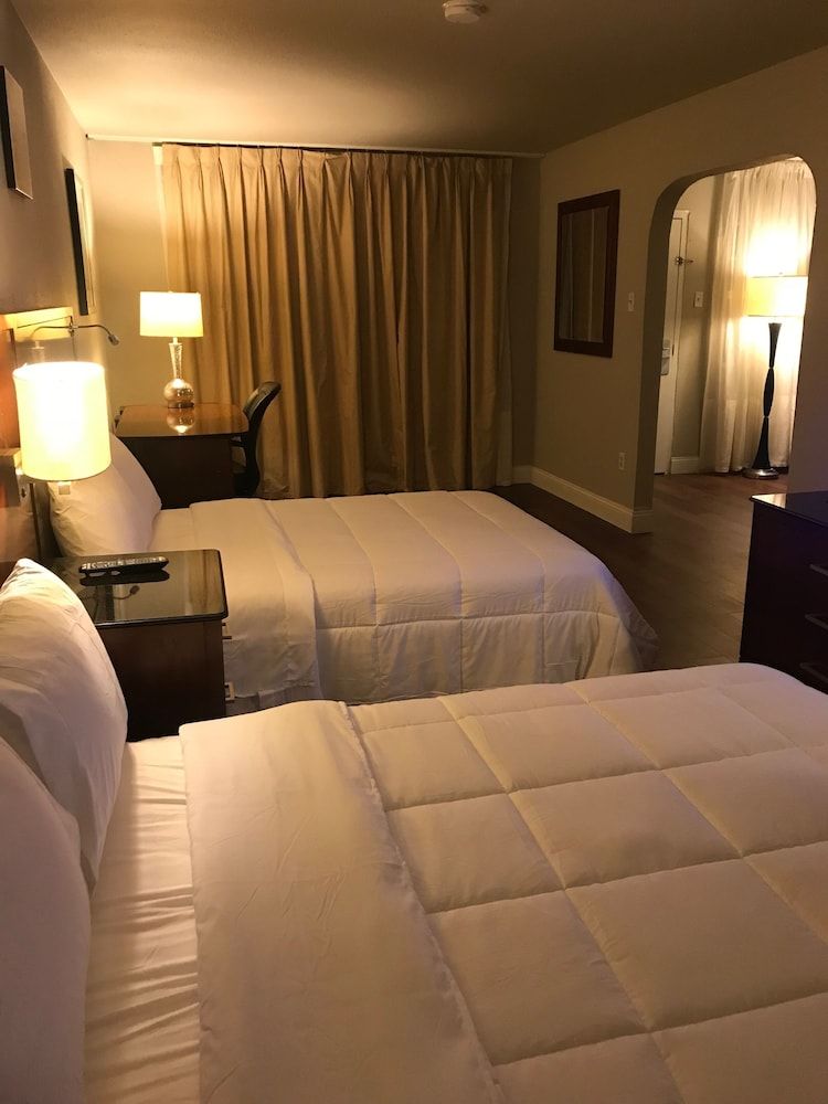 Stratus Suites - Boutique Hotel Luxury Suite, 2 Double Beds, Refrigerator & Microwave 5