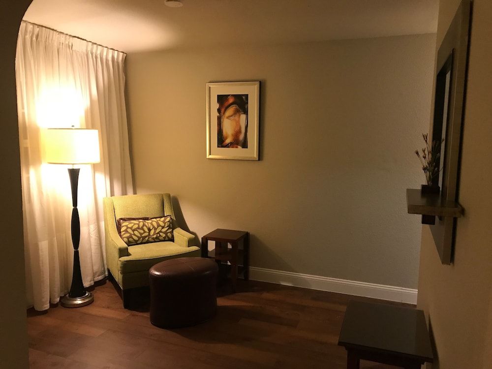 Stratus Suites - Boutique Hotel Luxury Suite, 2 Double Beds, Refrigerator & Microwave 6