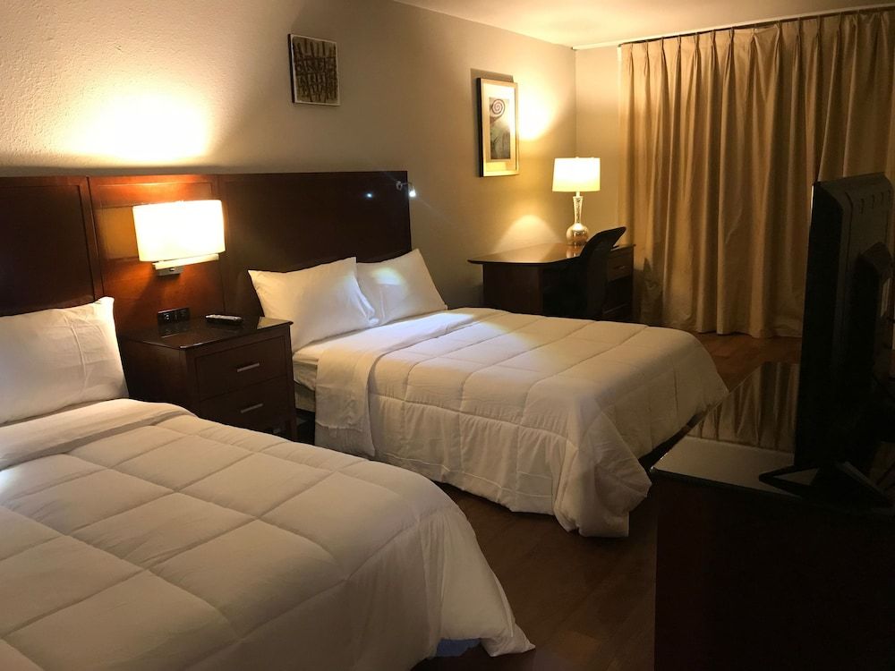 Stratus Suites - Boutique Hotel Luxury Suite, 2 Double Beds, Refrigerator & Microwave 4