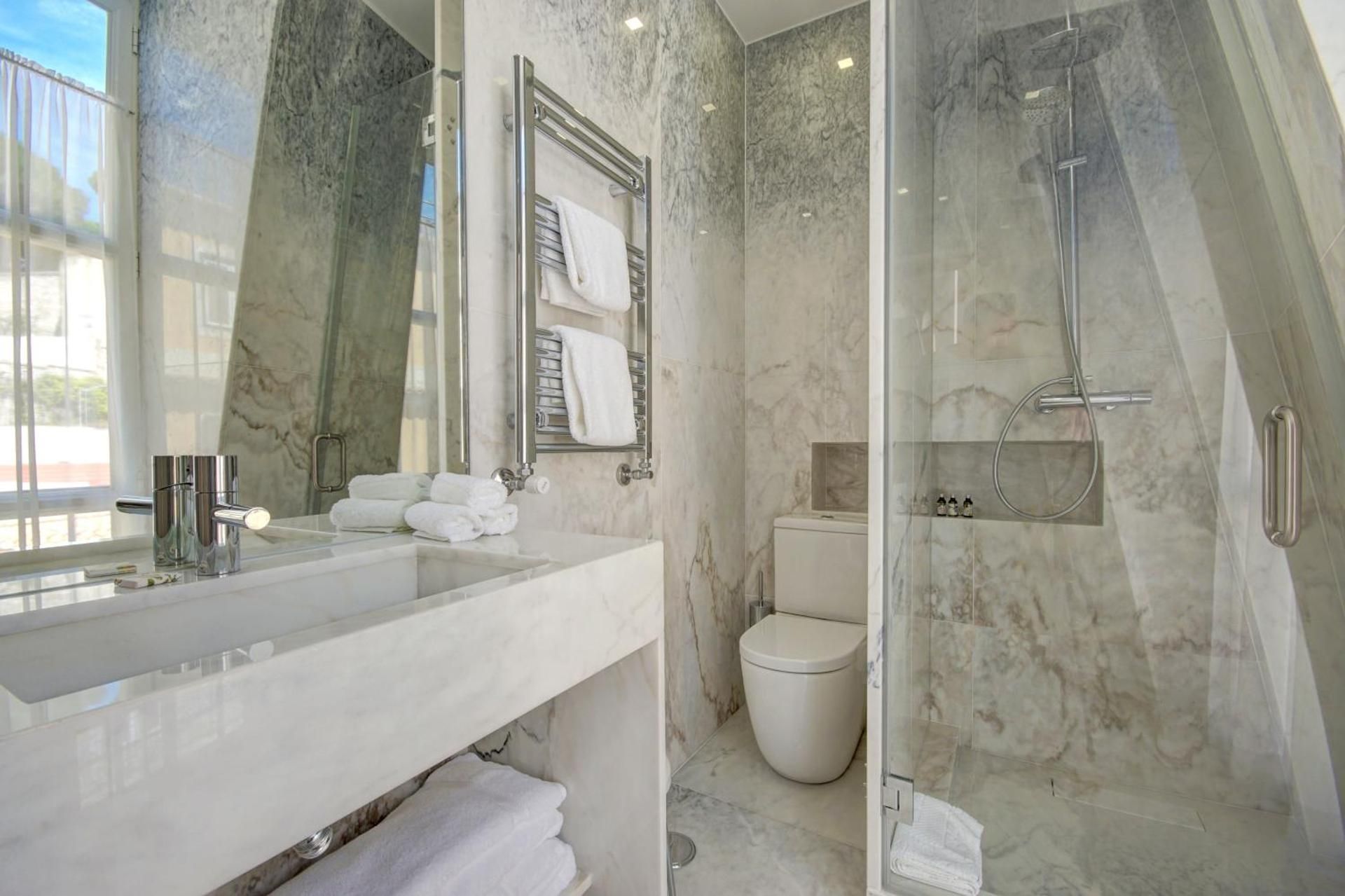 Luxury Twin Suite with Side Castle View