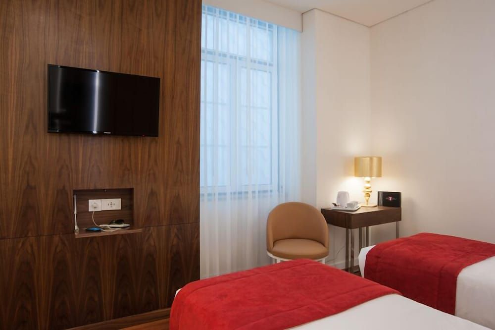 The 7 Hotel Twin Room (interior) 5