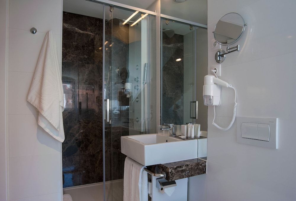 The 7 Hotel Twin Room (interior) 2