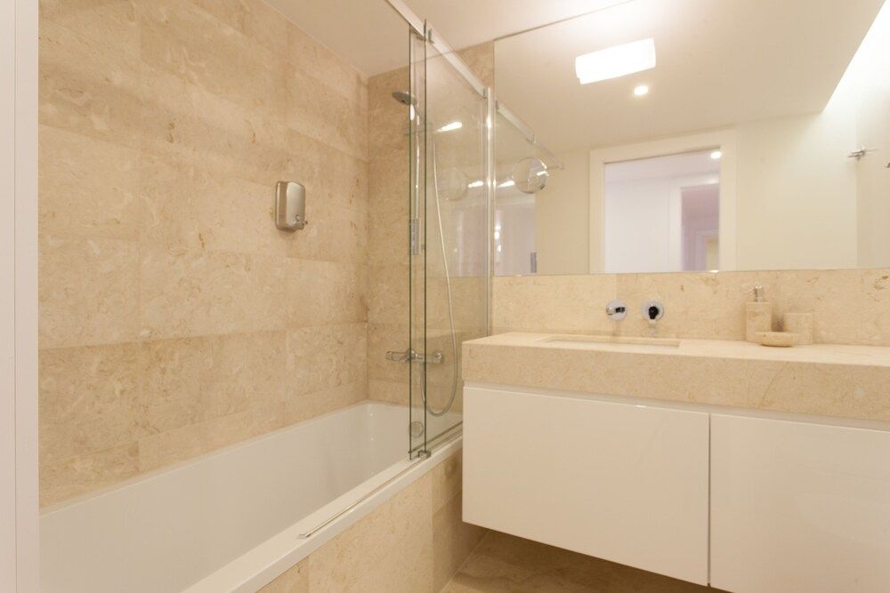 Mouraria Blue Three-Bedroom Apartment w/ Parking - by LU Holidays Apartment, 3 Bedrooms 20