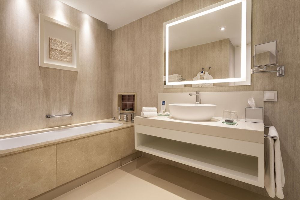 Pine Cliffs Ocean Suites, a Luxury Collection Resort & Spa Junior Suite, 1 Queen Bed, Resort View 6
