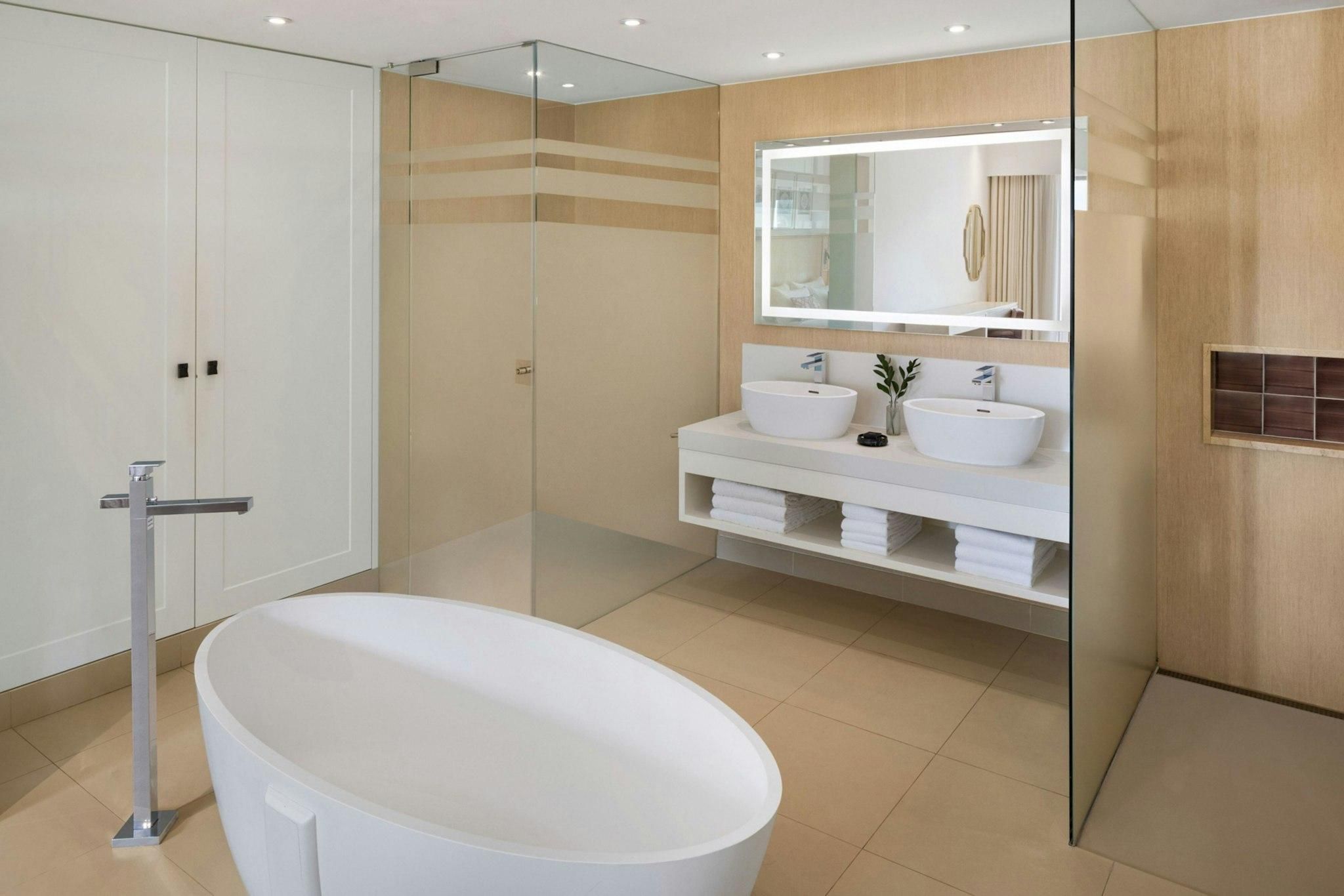 1 Bedroom Suite, Queen, Pool view
