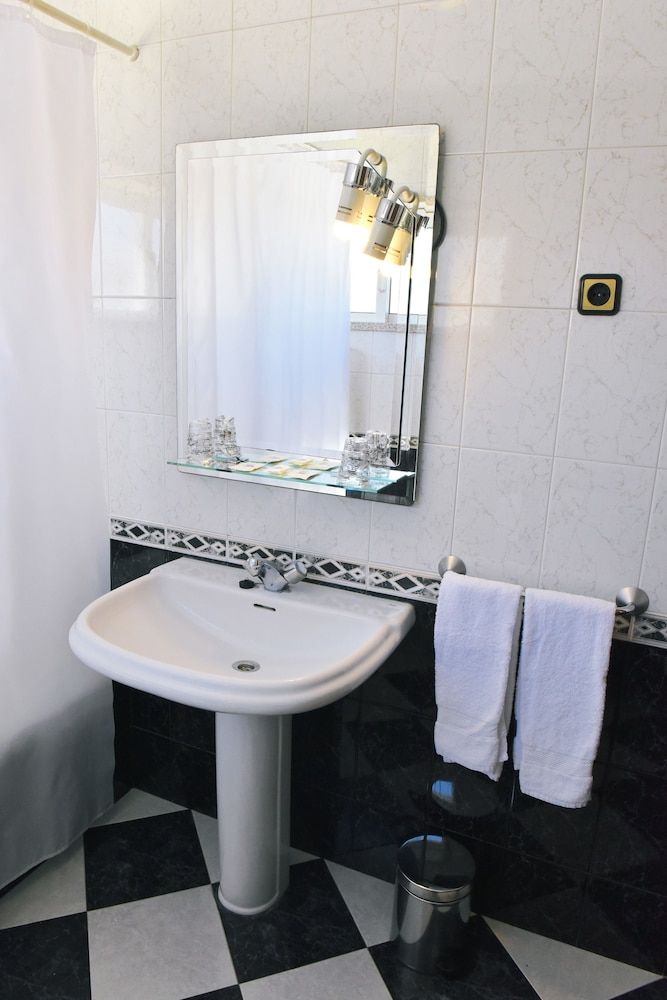 Hotel Aeroporto Basic Twin Room 9