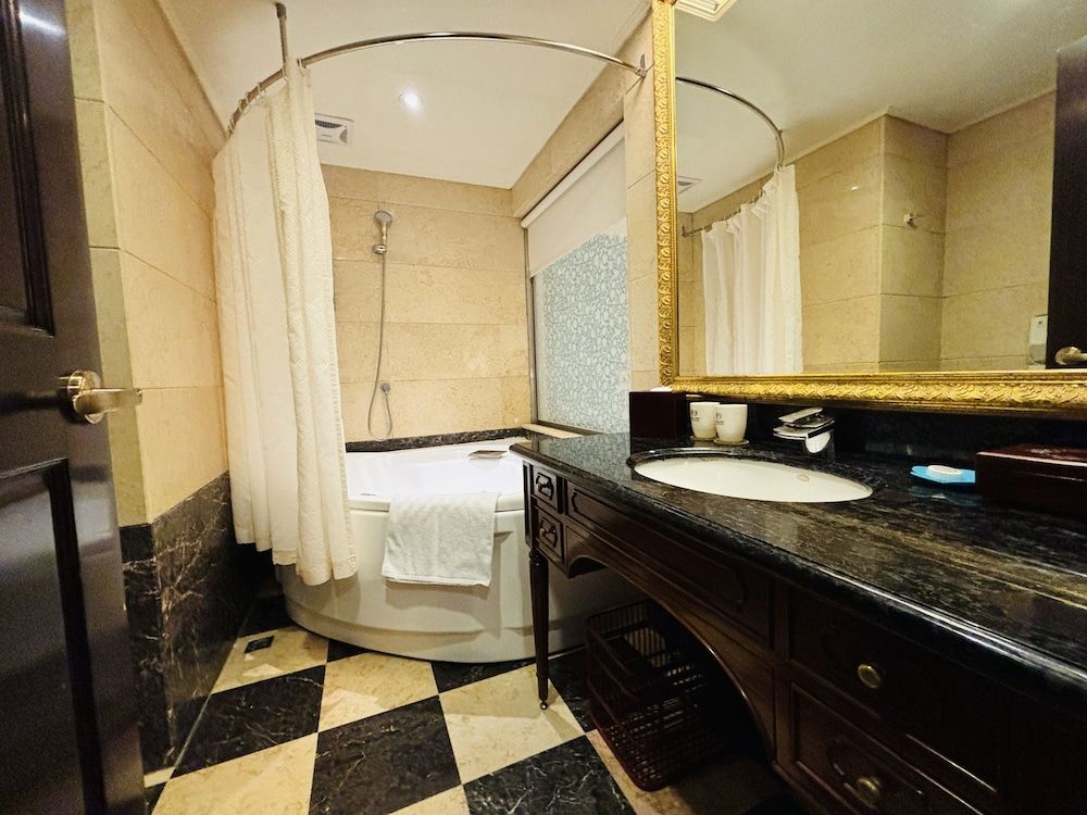 Royal Seasons Hotel Taipei Nanjing West Standard Room, 1 Queen Bed, No Windows (Connecting/adjoining rooms available) (Classic building) 10