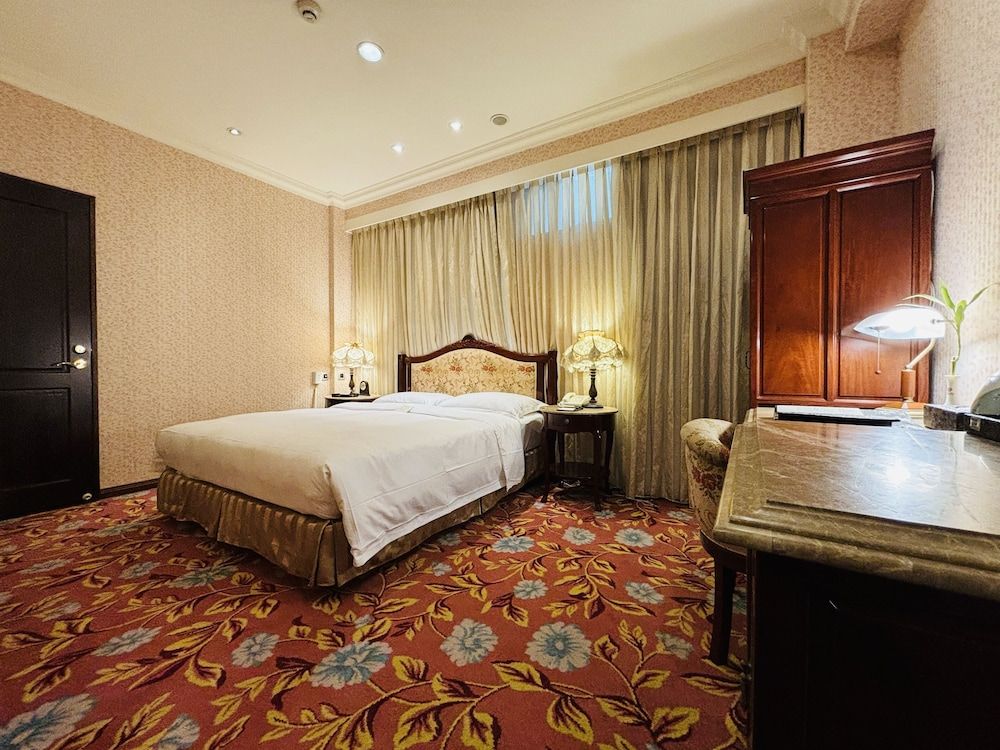Royal Seasons Hotel Taipei Nanjing West Standard Room, 1 Queen Bed, No Windows (Connecting/adjoining rooms available) (Classic building) 3