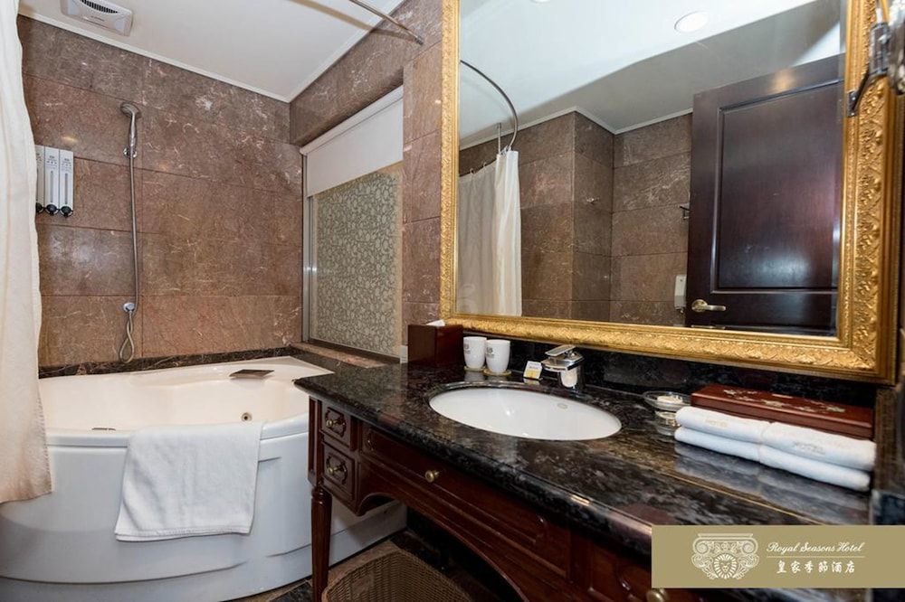 Royal Seasons Hotel Taipei Nanjing West Standard Room, 1 Queen Bed, No Windows (Connecting/adjoining rooms available) (Classic building) 8