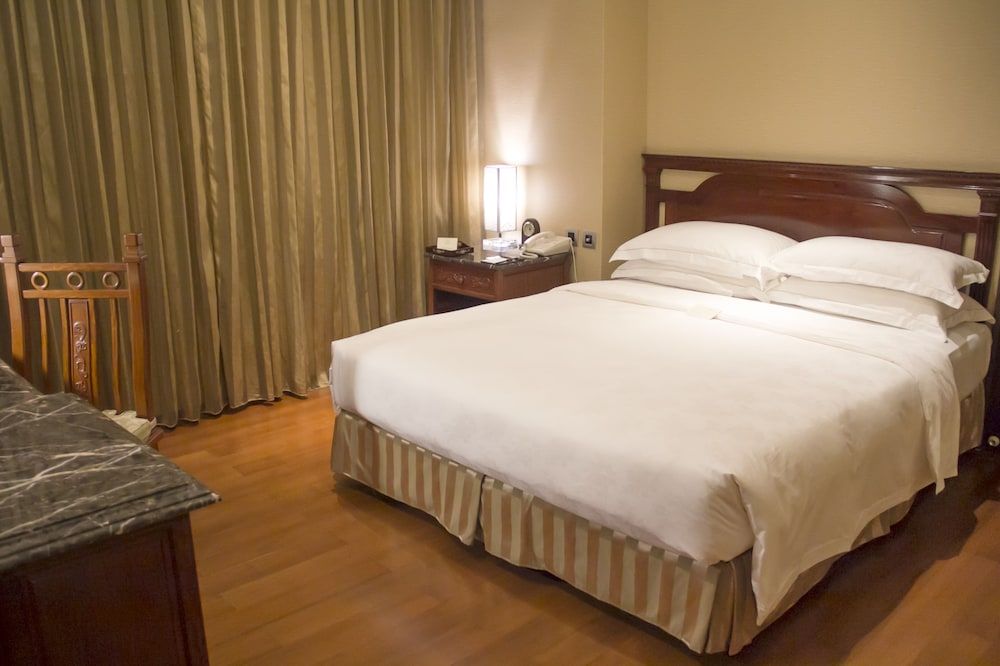Royal Seasons Hotel Taipei Nanjing West Standard Room, 1 Queen Bed, No Windows (Connecting/adjoining rooms available) (Classic building) 4
