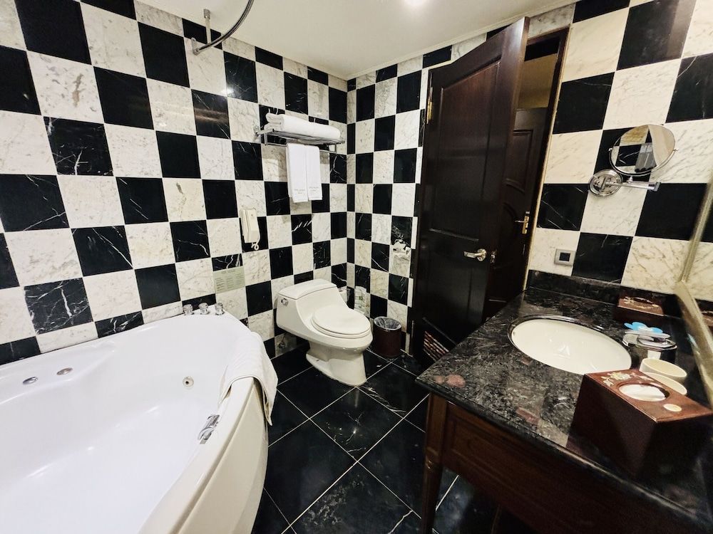 Royal Seasons Hotel Taipei Nanjing West Standard Room, 1 Queen Bed, No Windows (Connecting/adjoining rooms available) (Classic building) 9