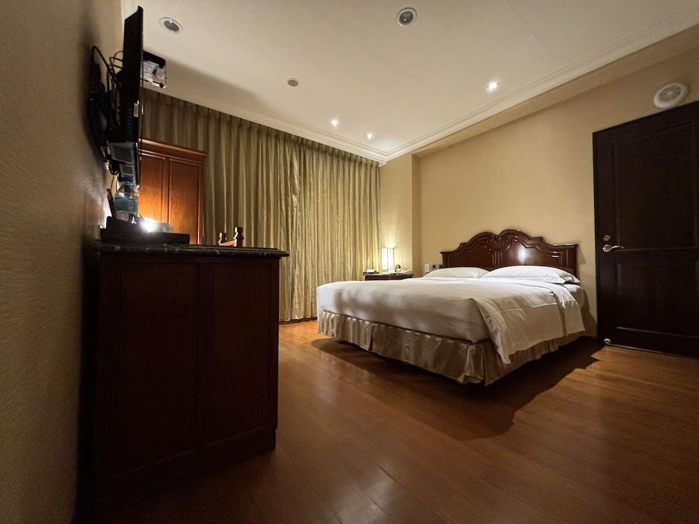 Royal Seasons Hotel Taipei Nanjing West Standard Room, 1 Queen Bed, No Windows (Connecting/adjoining rooms available) (Classic building) 2