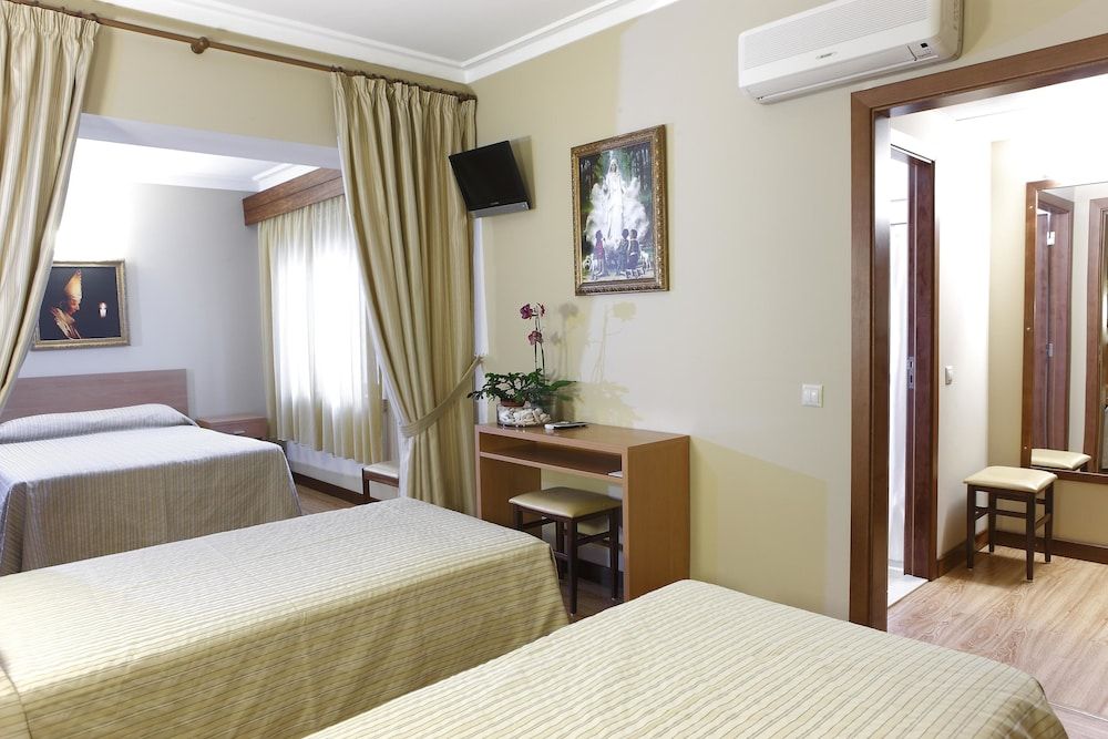 Domus Pacis Fatima Hotel Family Room, 1 Bedroom 3