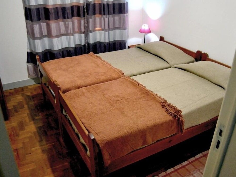 Tagus Host Twin Room, Shared Bathroom 3