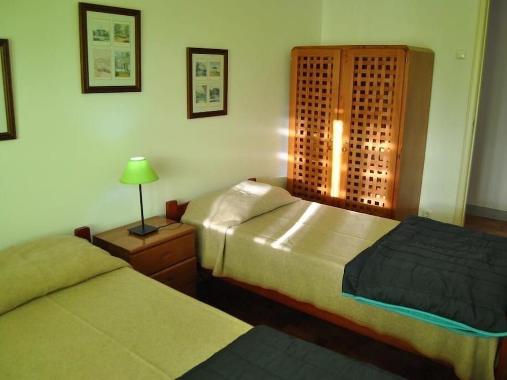 Tagus Host Twin Room, Shared Bathroom 5