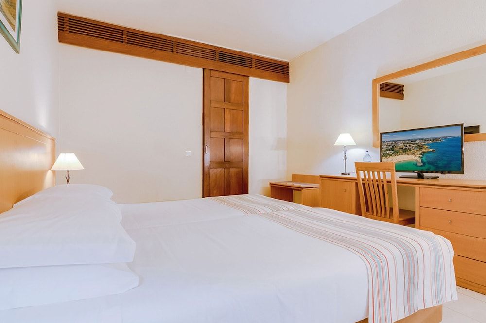 Auramar Beach Resort Twin Room 3