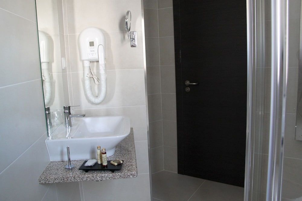 Hotel José Régio Twin Room (Single Use) 4