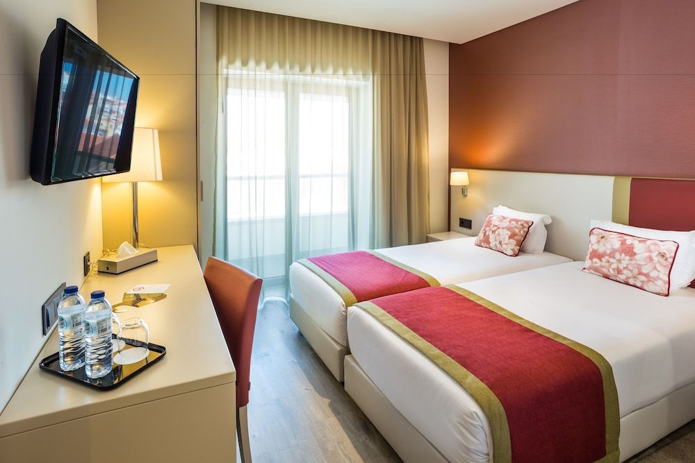 Empire Lisbon Hotel Standard Twin Room 16