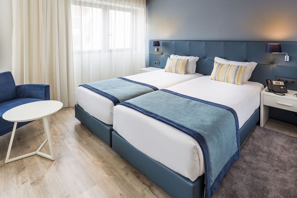 Empire Lisbon Hotel Standard Twin Room 8