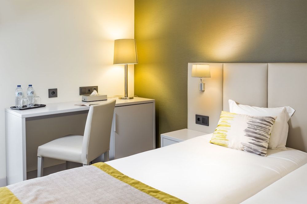 Empire Lisbon Hotel Standard Twin Room 5