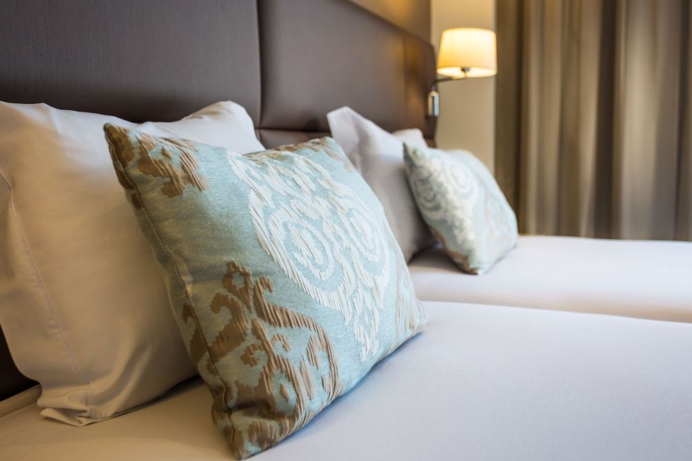 Empire Lisbon Hotel Standard Twin Room 11