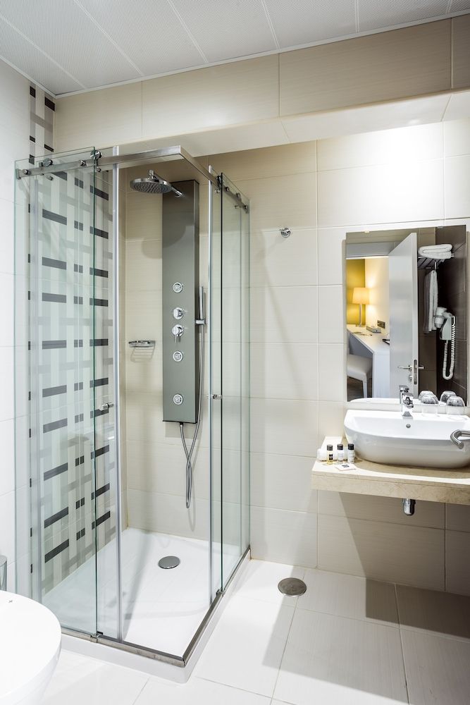 Empire Lisbon Hotel Standard Twin Room 21